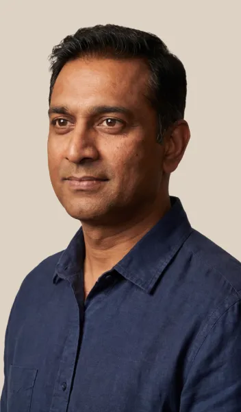 Devon, AI presenter for corporate training video